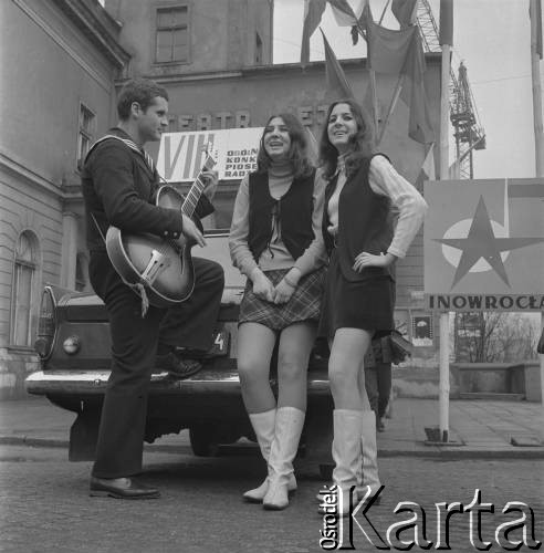 Kwiecień 1969, Inowrocław, Polska.
VIII Konkurs Piosenki Radzieckiej, eliminacje do Festiwalu Piosenki Radzieckiej, uczestnicy na tle Teatru Miejskiego.
Fot. Romuald Broniarek, zbiory Ośrodka KARTA.