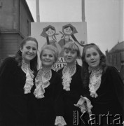 Kwiecień 1969, Inowrocław, Polska.
VIII Konkurs Piosenki Radzieckiej, eliminacje do Festiwalu Piosenki Radzieckiej, żeński zespół wokalny na tle Teatru Miejskiego.
Fot. Romuald Broniarek, zbiory Ośrodka KARTA.