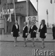 Kwiecień 1969, Inowrocław, Polska.
VIII Konkurs Piosenki Radzieckiej, eliminacje do Festiwalu Piosenki Radzieckiej, żeński zespół wokalny na tle Teatru Miejskiego.
Fot. Romuald Broniarek, zbiory Ośrodka KARTA.