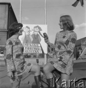 Kwiecień 1969, Inowrocław, Polska.
Uczestniczki eliminacji do V Festiwalu Piosenki Radzieckiej w Zielonej Górze. Z prawej prawdopodobnie Zdzisława Sośnicka. W tle plakat reklamujący festiwal.
Fot. Romuald Broniarek, zbiory Ośrodka KARTA.