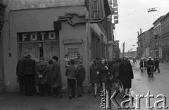 Kwiecień 1969, Inowrocław, Polska.
Przechodnie na ulicy Królowej Jadwigi. Widok w kierunku północnym. Zdjęcie zrobione podczas trwania VIII Konkursu Piosenki Radzieckiej.
Fot. Romuald Broniarek, zbiory Ośrodka KARTA.