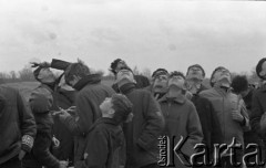 Kwiecień 1969, Inowrocław, Polska.
Widzowie i uczestnicy zawodów modeli latających. 
Fot. Romuald Broniarek, zbiory Ośrodka KARTA.