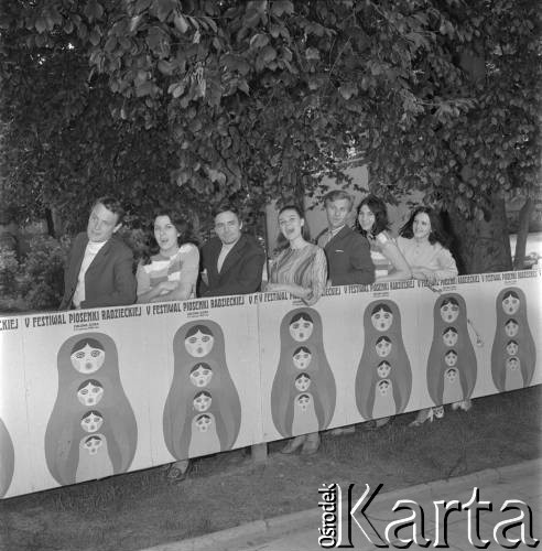 Czerwiec 1969, Zielona Góra, Polska.
Uczestnicy festiwalu z plakatem reklamującym V Festiwal Piosenki Radzieckiej.
Fot. Romuald Broniarek, zbiory Ośrodka KARTA.