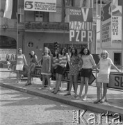 Czerwiec 1969, Zielona Góra, Polska.
Uczestnicy V Festiwalu Piosenki Radzieckiej na skrzyżowaniu Alei Niepodległości i ulicy Stefana Żeromskiego. W tle plakat reklamujący Festiwal i plakaty dotyczące V Zjazdu PZPR.
Fot. Romuald Broniarek, zbiory Ośrodka KARTA.