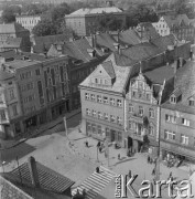 Czerwiec 1969, Zielona Góra, Polska.
Widok z wieży Ratusza na zabytkową kamienicę przy Starym Rynku 24. 
Fot. Romuald Broniarek, zbiory Ośrodka KARTA.