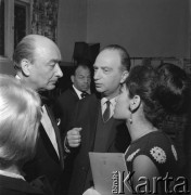 Czerwiec 1969, Zielona Góra, Polska.
Dyrygent Stefan Rachoń (1. z lewej) w rozmowie z kompozytorem radzieckim Oskarem Felcmanem i Ireną Ramusiewicz - sekretarzem V Festiwalu Piosenki Radzieckiej.
Fot. Romuald Broniarek, zbiory Ośrodka KARTA.