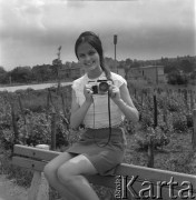 Czerwiec 1971, Zielona Góra, Polska.
Piosenkarka Izabela Schütz (później Trojanowska) - jedna z laureatek VII Festiwalu Piosenki Radzieckiej w przerwie między występami.
Fot. Romuald Broniarek, zbiory Ośrodka KARTA.
