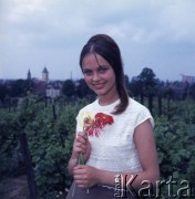 Czerwiec 1971, Zielona Góra, Polska.
Piosenkarka Izabela Schütz (później Trojanowska) - jedna z laureatek VII Festiwalu Piosenki Radzieckiej w przerwie między występami.
Fot. Romuald Broniarek, zbiory Ośrodka KARTA.