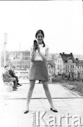Czerwiec 1971, Zielona Góra, Polska.
Piosenkarka Izabela Schütz (później Trojanowska) - jedna z laureatek VII Festiwalu Piosenki Radzieckiej w przerwie między występami.
Fot. Romuald Broniarek, zbiory Ośrodka KARTA.
