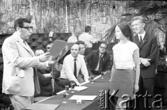 Czerwiec 1971, Zielona Góra,  Polska.
Palmiarnia, przy stole jury VII Festiwalu Piosenki Radzieckiej stoi piosenkarka Izabela Schütz (później Trojanowska), z lewej Arno Babadżanian - kompozytor ormiański, juror honorowy festiwalu, z prawej prawdopodobnie Wojciech Maklakiewicz - przewodniczący jury.
Fot. Romuald Broniarek, zbiory Ośrodka KARTA