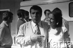 Czerwiec 1971, Zielona Góra,  Polska.
Piosenkarka Izabela Schütz (później Trojanowska) i Arno Babadżanian - kompozytor ormiański, juror honorowy VII Festiwalu Piosenki Radzieckiej.
Fot. Romuald Broniarek, zbiory Ośrodka KARTA