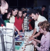 Czerwiec 1971, Zielona Góra, Polska.
Stoisko Polskiego Wydawnictwa Muzycznego (PWM). Sprzedaż płyt gramofonowych w czasie VII Festiwalu Piosenki Radzieckiej.
Fot. Romuald Broniarek, zbiory Ośrodka KARTA.