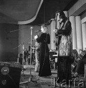 Czerwiec 1972, Zielona Góra, Polska.
Występ Haliny Żytkowiak wraz z zespołem Trubadurzy. Po prawej Sławomir Kowalewski.1. z lewej Krzysztof Krawczyk.
Fot. Romuald Broniarek, zbiory Ośrodka KARTA.