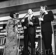 Czerwiec 1972, Zielona Góra, Polska.
Konferansjerzy VIII Festiwalu Piosenki Radzieckiej - Maria Wróblewska i Janusz Budzyński w towarzystwie jurora Jewgienija Pticzkina (pośrodku).
Fot. Romuald Broniarek, zbiory Ośrodka KARTA.