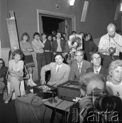 Czerwiec 1972, Zielona Góra, Polska.
Obsługa techniczna za kulisami VIII Festiwalu Piosenki Radzieckiej. 1. z lewej Bożena Walter.
Fot. Romuald Broniarek, zbiory Ośrodka KARTA.