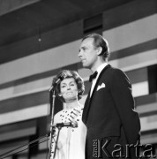 Czerwiec 1972, Zielona Góra, Polska.
Konferansjerzy VIII Festiwalu Piosenki Radzieckiej - Bożena Walter i Jan Suzin.
Fot. Romuald Broniarek, zbiory Ośrodka KARTA.