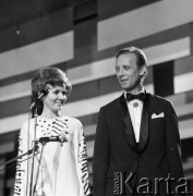 Czerwiec 1972, Zielona Góra, Polska.
Konferansjerzy VIII Festiwalu Piosenki Radzieckiej - Bożena Walter i Jan Suzin.
Fot. Romuald Broniarek, zbiory Ośrodka KARTA.