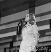 Czerwiec 1972, Zielona Góra, Polska.
Występ jednej z uczestniczek VIII Festiwalu Piosenki Radzieckiej.
Fot. Romuald Broniarek, zbiory Ośrodka KARTA.