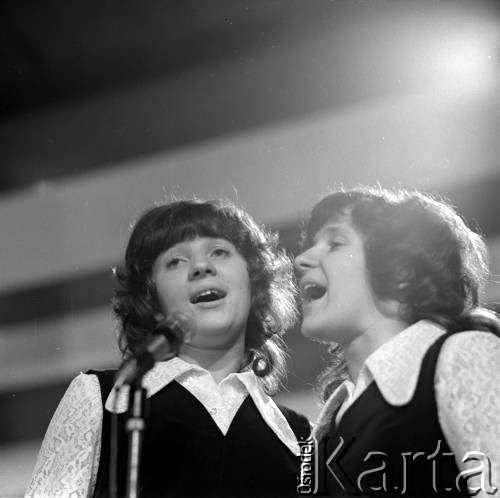 Czerwiec 1972, Zielona Góra, Polska.
Występ żeńskiego duetu wokalnego na VIII Festiwalu Piosenki Radzieckiej.
Fot. Romuald Broniarek, zbiory Ośrodka KARTA.