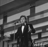 Czerwiec 1972, Zielona Góra, Polska.
Występ jednego z uczestników (prawdopodobnie Krzysztof Cwynar) na VIII Festiwalu Piosenki Radzieckiej.
Fot. Romuald Broniarek, zbiory Ośrodka KARTA.
