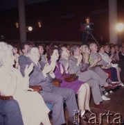 Czerwiec 1972, Zielona Góra, Polska.
Publiczność oklaskująca uczestników VIII Festiwalu Piosenki Radzieckiej.
Fot. Romuald Broniarek, zbiory Ośrodka KARTA.

