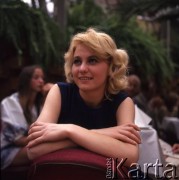 Czerwiec 1972, Zielona Góra, Polska.
Uczestniczka VIII Festiwalu Piosenki Radzieckiej w Palmiarni, w przerwie pomiędzy występami.
Fot. Romuald Broniarek, zbiory Ośrodka KARTA.
