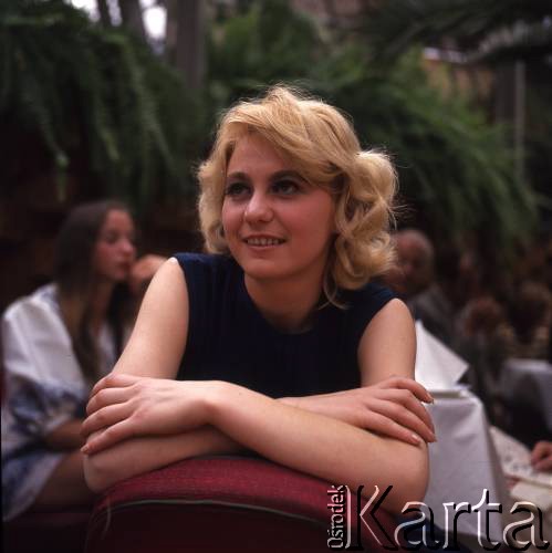 Czerwiec 1972, Zielona Góra, Polska.
Uczestniczka VIII Festiwalu Piosenki Radzieckiej w Palmiarni, w przerwie pomiędzy występami.
Fot. Romuald Broniarek, zbiory Ośrodka KARTA.
