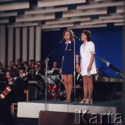 Czerwiec 1972, Zielona Góra, Polska.
Duet wokalny (1. z lewej Teresa Bogdziel) w czasie występu na VIII Festiwalu Piosenki Radzieckiej.
Fot. Romuald Broniarek, zbiory Ośrodka KARTA.