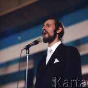 Czerwiec 1972, Zielona Góra, Polska.
Występ jednego z uczestników  VIII Festiwalu Piosenki Radzieckiej.
Fot. Romuald Broniarek, zbiory Ośrodka KARTA.		