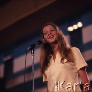 Czerwiec 1972, Zielona Góra, Polska.
Uczestniczka VIII Festiwalu Piosenki Radzieckiej w trakcie występu.
Fot. Romuald Broniarek, zbiory Ośrodka KARTA.