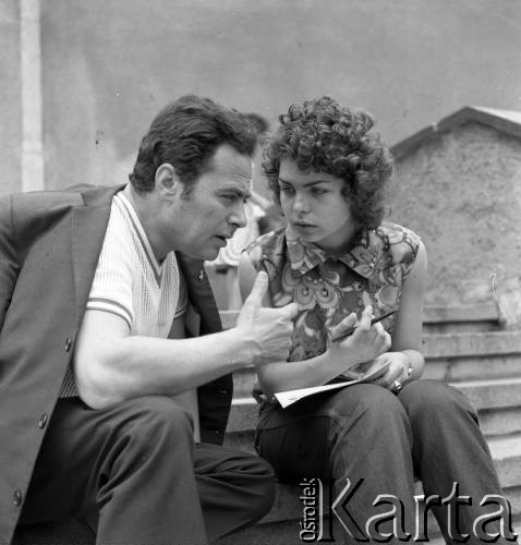 Czerwiec 1972, Zielona Góra, Polska.
Wiesława Handtke - jedna z laureatek VIII Festiwalu Piosenki Radzieckiej w czasie rozmowy w przerwie występów.
Fot. Romuald Broniarek, zbiory Ośrodka KARTA.