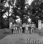 Czerwiec 1972, Zielona Góra, Polska.
Uczestniczki VIII Festiwalu Piosenki Radzieckiej w czasie spaceru po mieście.
Fot. Romuald Broniarek, zbiory Ośrodka KARTA.