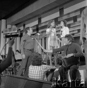 Czerwiec 1972, Zielona Góra, Polska.
Obsługa techniczna VIII Festiwalu Piosenku Radzieckiej, realizatorzy telewizyjni w czasie prób z uczestnikami.
Fot. Romuald Broniarek, zbiory Ośrodka KARTA.
