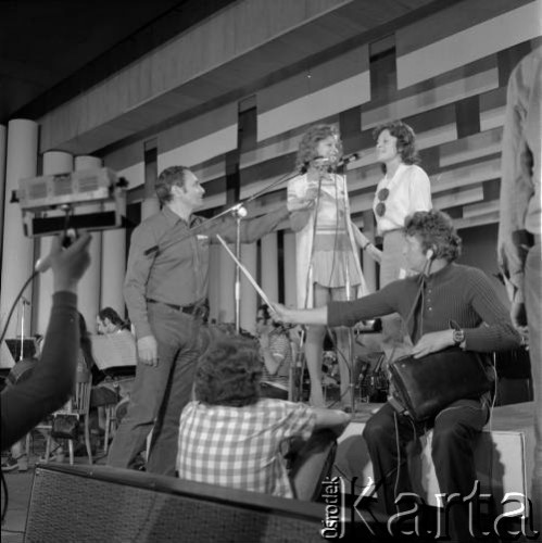 Czerwiec 1972, Zielona Góra, Polska.
Obsługa techniczna VIII Festiwalu Piosenku Radzieckiej, realizatorzy telewizyjni w czasie prób z uczestnikami.
Fot. Romuald Broniarek, zbiory Ośrodka KARTA.