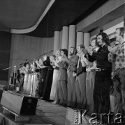 Czerwiec 1972, Zielona Góra, Polska.
Koncert finałowy VIII Festiwalu Piosenki Radzieckiej. Od prawej Marian Lichtman i Sławomir Kowalewski z zespołu Trubadurzy, pośrodku (w białej sukni) Anna German.
Fot. Romuald Broniarek, zbiory Ośrodka KARTA.