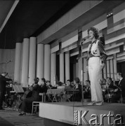 Czerwiec 1972, Zielona Góra, Polska.
Uczestniczka VIII Festiwalu Piosenki Radzieckiej w czasie występu. W tle orkiestra festiwalowa.
Fot. Romuald Broniarek, zbiory Ośrodka KARTA.