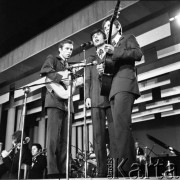 Czerwiec 1972, Zielona Góra, Polska.
Tercet męski - prawdopodobnie zespół braci Pomianów w czasie występów na VIII Festiwalu Piosenki Radzieckiej.
Fot. Romuald Broniarek, zbiory Ośrodka KARTA.