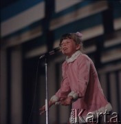 Czerwiec 1972, Zielona Góra, Polska.
Najmłodsza uczestniczka VIII festiwalu Piosenki Radzieckiej w czasie występu.
Fot. Romuald Broniarek, zbiory Ośrodka KARTA.
