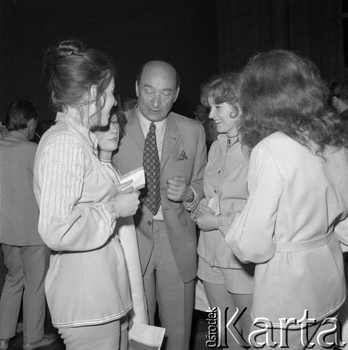 Czerwiec 1972, Zielona Góra, Polska.
Dyrygent Stefan Rachoń rozmawia z uczestniczkami VIII Festiwalu Piosenki Radzieckiej.
Fot. Romuald Broniarek, zbiory Ośrodka KARTA.