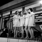 Czerwiec 1972, Zielona Góra, Polska.
Żeński kwartet wokalny w czasie występów na VIII Festiwalu Piosenki Radzieckiej.
Fot. Romuald Broniarek, zbiory Ośrodka KARTA.