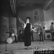 Czerwiec 1972, Zielona Góra, Polska.
Jedna z uczestniczek VIII Festiwalu Piosenki Radzieckiej w czasie występu.
Fot. Romuald Broniarek, zbiory Ośrodka KARTA.