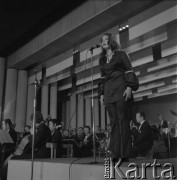 Czerwiec 1972, Zielona Góra, Polska.
Jedna z uczestniczek VIII Festiwalu Piosenki Radzieckiej.
Fot. Romuald Broniarek, zbiory Ośrodka KARTA.