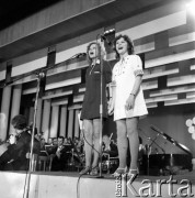 Czerwiec 1972, Zielona Góra, Polska.
Duet żeński w czasie występu na VIII Festiwalu Piosenki Radzieckiej. 1. z lewej Teresa Bogdziel.
Fot. Romuald Broniarek, zbiory Ośrodka KARTA.