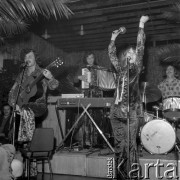 Czerwiec 1972, Zielona Góra, Polska.
Halina Żytkowiak z zespołem Trubadurzy. 1. z lewej Krzysztof Krawczyk, przy perkusji Marian Lichtman, z akordeonem Ryszard Poznakowski. Występ podczas VIII Festiwalu Piosenki Radzieckiej.
Fot. Romuald Broniarek, zbiory Ośrodka KARTA.