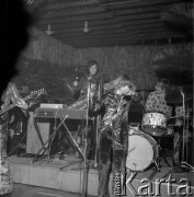 Czerwiec 1972, Zielona Góra, Polska.
Halina Żytkowiak z zespołem Trubadurzy. Z tyłu Ryszard Poznakowski, z prawej Marian Lichtman. Występ podczas VIII Festiwalu Piosenki Radzieckiej.
Fot. Romuald Broniarek, zbiory Ośrodka KARTA.