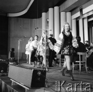 Czerwiec 1972, Zielona Góra, Polska.
Występ zespołu wokalnego na VIII festiwalu Piosenki Radzieckiej.
Fot. Romuald Broniarek, zbiory Ośrodka KARTA.