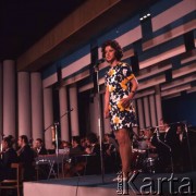 Czerwiec 1972, Zielona Góra, Polska.
Jedna z uczestniczek VIII Festiwalu Piosenki Radzieckiej w czasie występu.
Fot. Romuald Broniarek, zbiory Ośrodka KARTA.