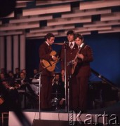 Czerwiec 1972, Zielona Góra, Polska.
Zespół - trio męskie  w czasie występu na VIII Festiwalu Piosenki Radzieckiej.
Fot. Romuald Broniarek, zbiory Ośrodka KARTA.