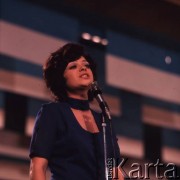 Czerwiec 1972, Zielona Góra, Polska.
Jedna z uczestniczek VIII Festiwalu Piosenki Radzieckiej w czasie występu.
Fot. Romuald Broniarek, zbiory Ośrodka KARTA.
