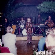 Czerwiec 1972, Zielona Góra, Polska.
Występ Haliny Żytkowiak z zespołem Trubadurzy (od lewej: Sławomir Kowalewski, Marian Lichtman, Ryszard Poznakowski, Krzysztof Krawczyk) w Palmiarni. Impreza towarzysząca VIII Festiwalowi Piosenki Radzieckiej.
Fot. Romuald Broniarek, zbiory Ośrodka KARTA.